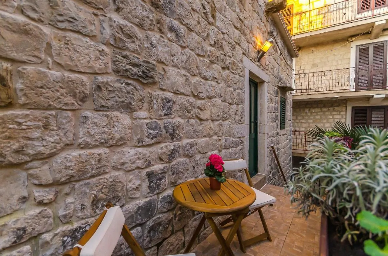 Stone Apartment In Center Kastela