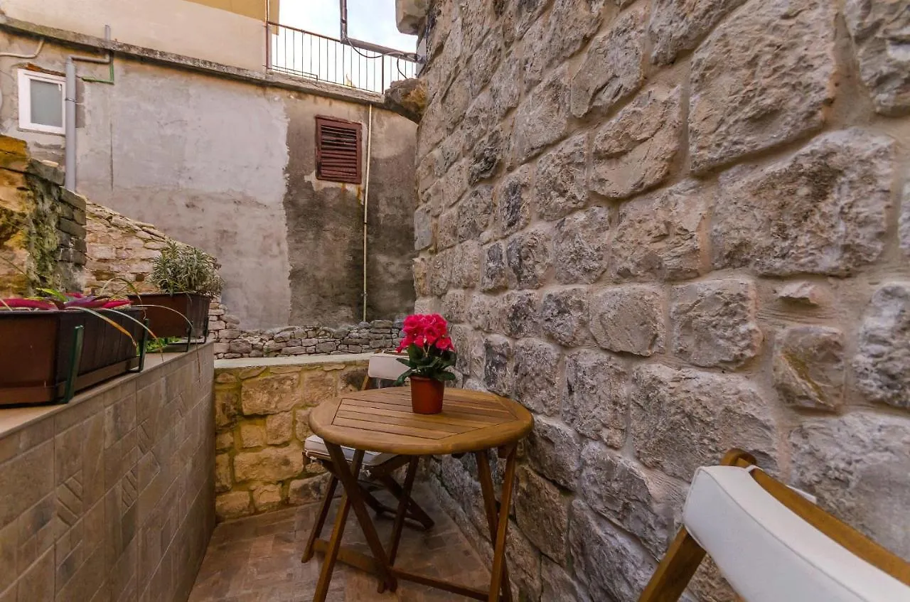Stone Apartment In Center Kastela